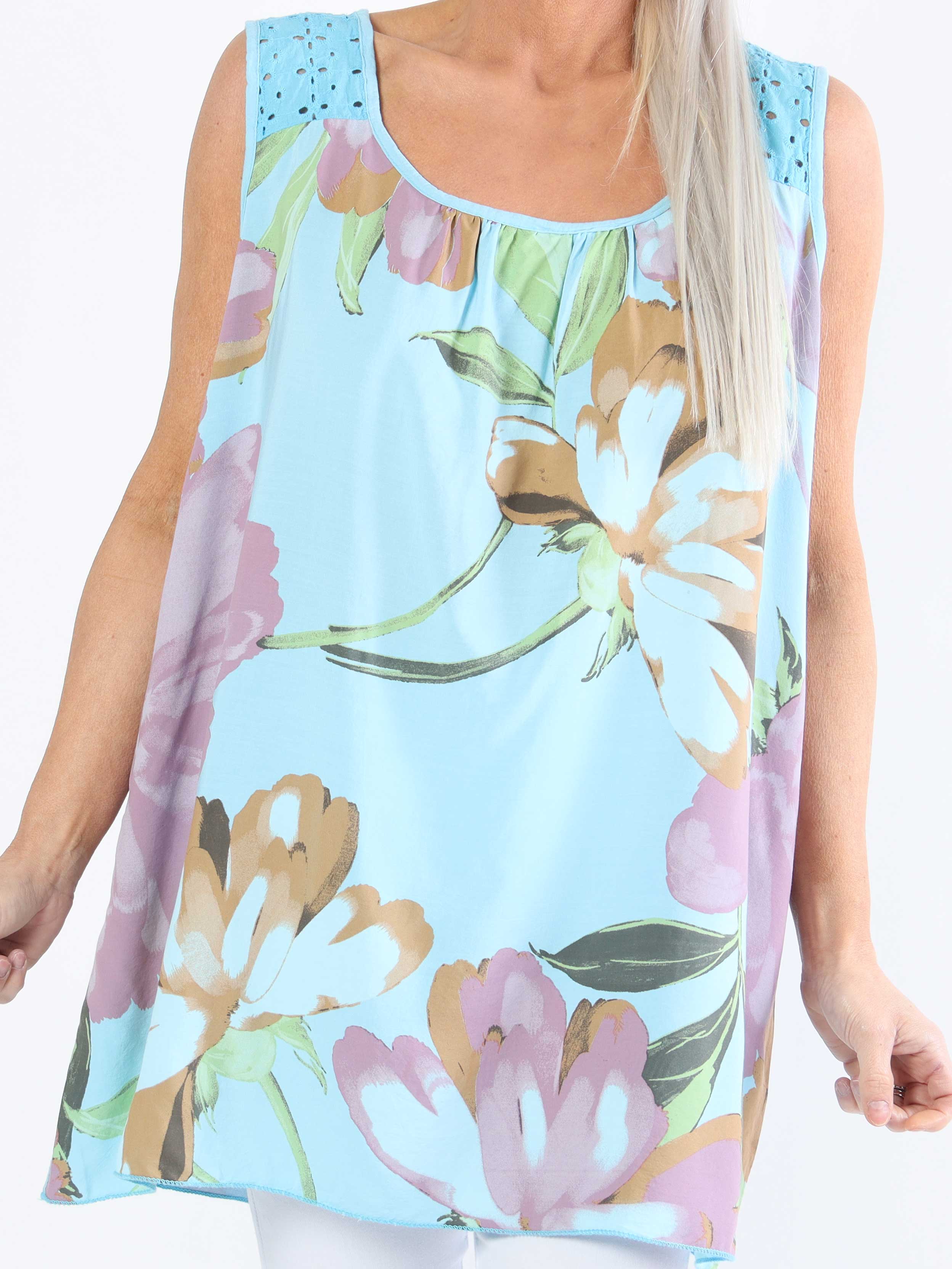 Goria - Söt blommig topp i ljus viskos i plusstorlek